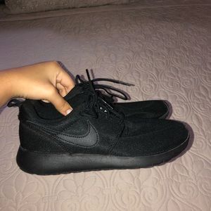 size 5 all black roshe runs